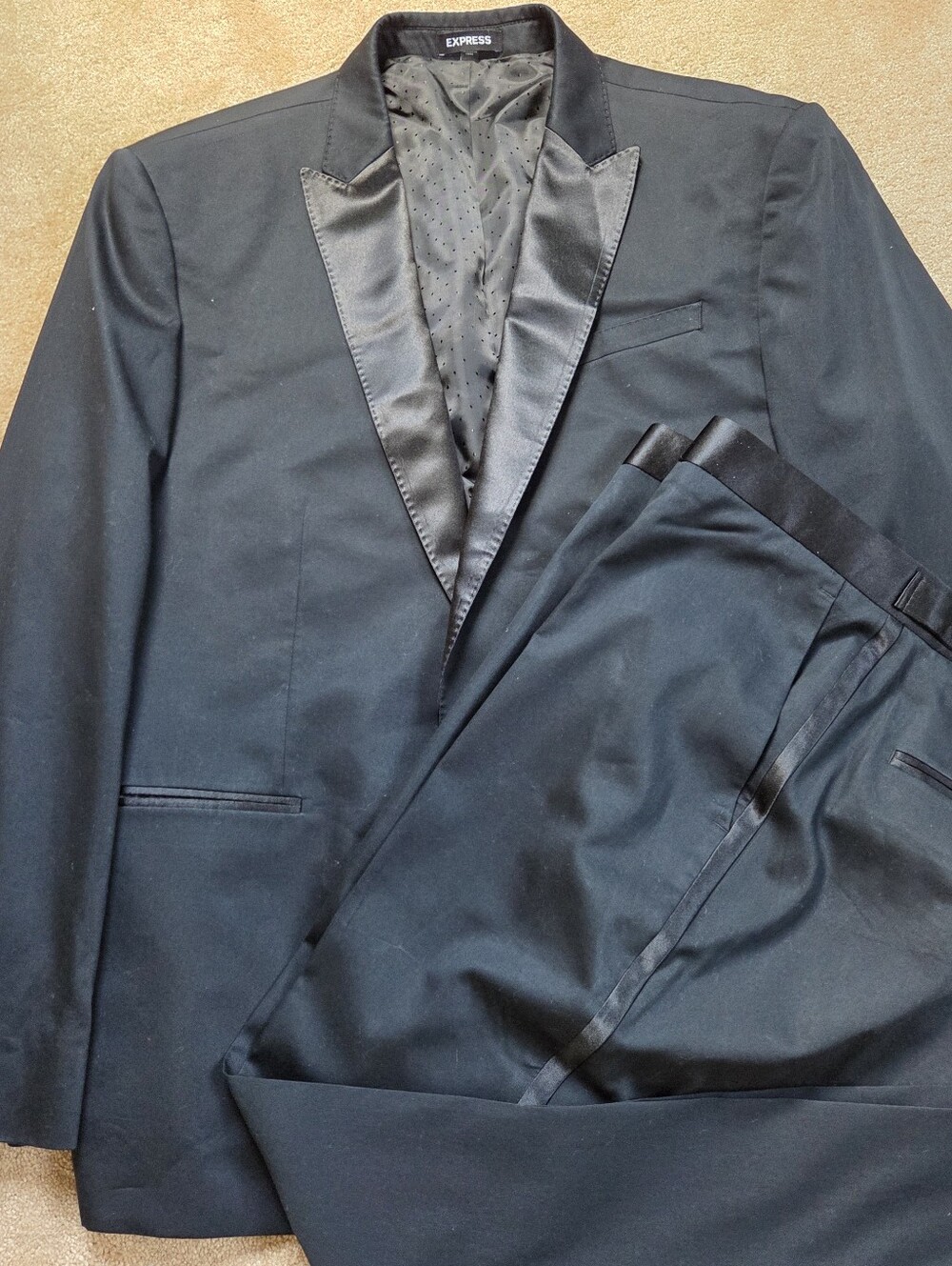 Express Classic tailored Tuxido 44S